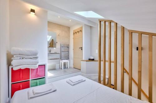a white room with a bed and a bathroom at Magnifique appartement à proximité de la plage in Nice
