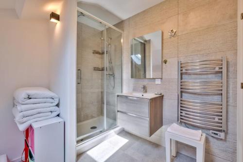 a bathroom with a shower and a sink and a toilet at Magnifique appartement à proximité de la plage in Nice