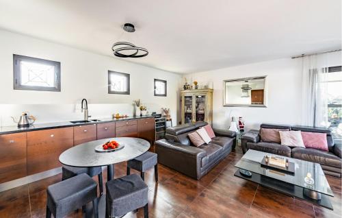 un salon avec un canapé et une table dans l'établissement Cozy Home In Marseille With Wifi, à Marseille