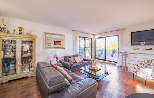 un salon avec deux canapés et une télévision dans l'établissement Cozy Home In Marseille With Wifi, à Marseille