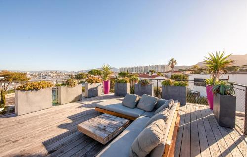 un canapé installé au-dessus d'une terrasse en bois dans l'établissement Cozy Home In Marseille With Wifi, à Marseille
