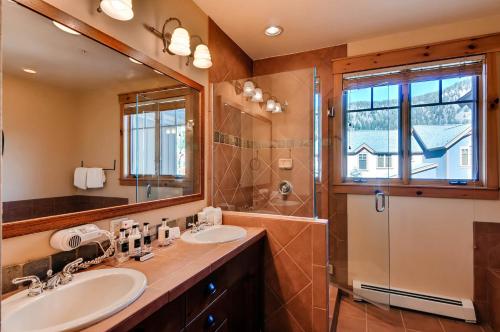 uma casa de banho com 2 lavatórios e um chuveiro em Keystone Private Homes by Keystone Resort em Keystone