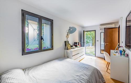 um quarto com uma cama, uma cómoda e uma janela em Gorgeous Home In Marseille With Kitchen em Marselha
