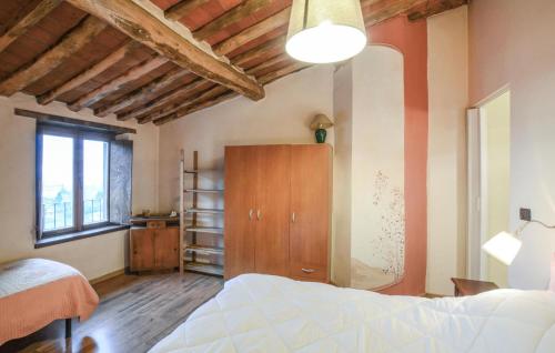 2 Bedroom Pet Friendly Home In Borgo A Mozzano tesisinde bir odada yatak veya yataklar