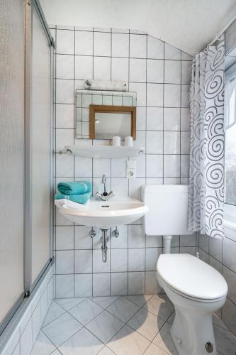 La salle de bains est pourvue de toilettes et d'un lavabo. dans l'établissement Haus Naase App 2, à Norderney