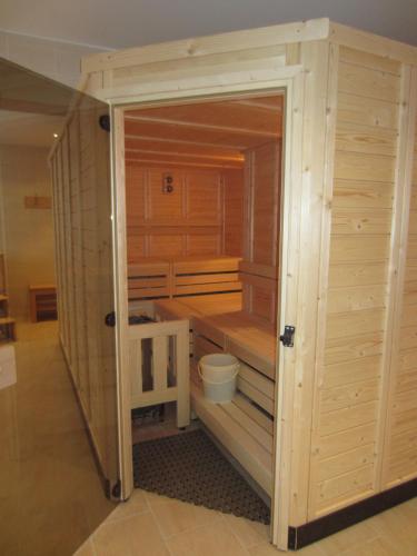 una sauna de madera con aseo en una habitación en Aparthotel Oberhof en Oberhof
