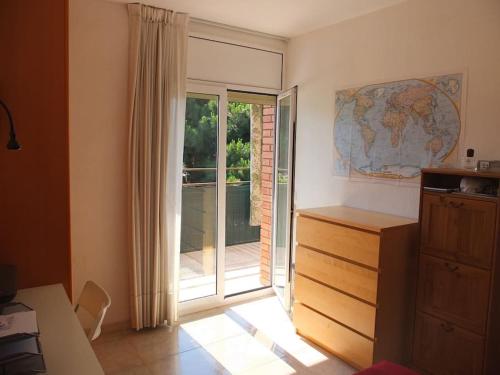 Habitación con vestidor y puerta corredera de cristal. en Apartment in front of the beach, en Castelldefels