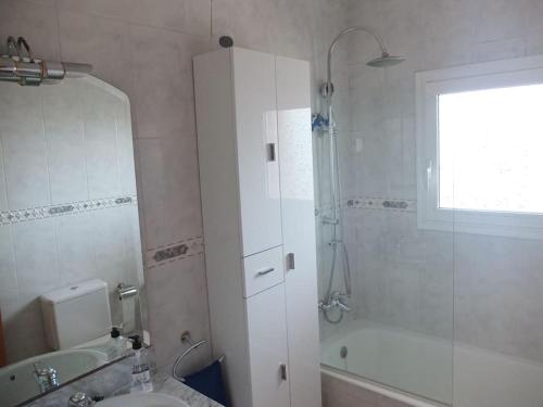 y baño con ducha, lavabo y aseo. en Apartment in front of the beach, en Castelldefels