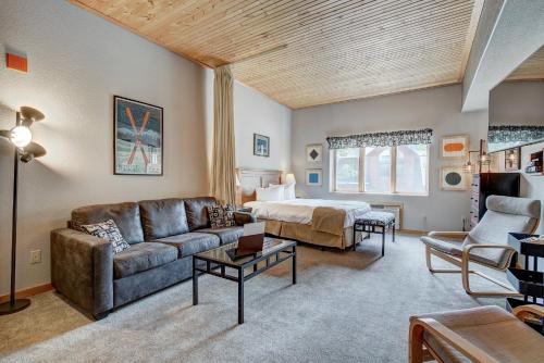 un salon avec un canapé et un lit dans l'établissement Gateway Mountain Lodge by Keystone Resort, à Keystone