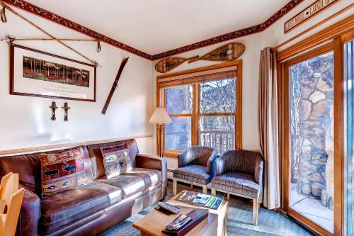 Coin salon dans l'établissement Gateway Mountain Lodge by Keystone Resort