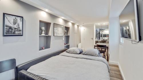 une chambre avec un grand lit dans une pièce dans l'établissement 07 Tour Eiffel - Maison pour 5 personnes, à Paris