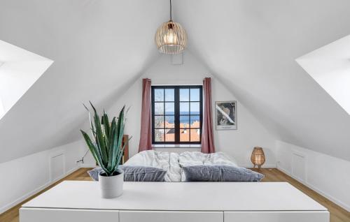 Postel nebo postele na pokoji v ubytování Awesome Home In Svaneke With Kitchen