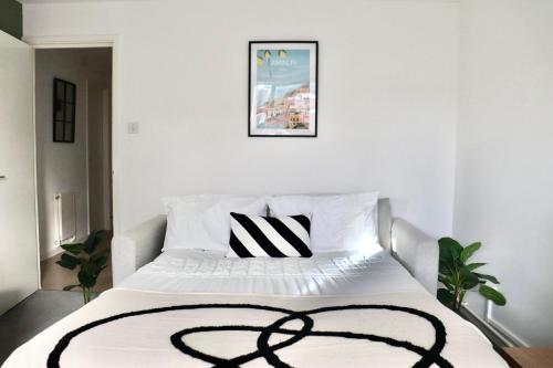 a bedroom with a bed with a black and white blanket at Stunning Apartment Central London 1 bedroom Zone 1 Kennington, Sleeps 4 - Open for Long Stays and Families Relocating in London