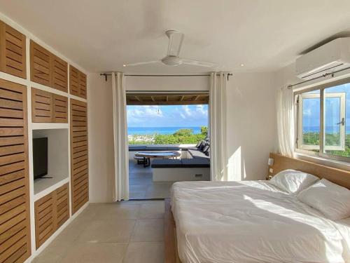ラス・テレナスにあるUnbeatable Oceanview 600m2 - 5 min to the Beachのベッドがあり海が見える寝室
