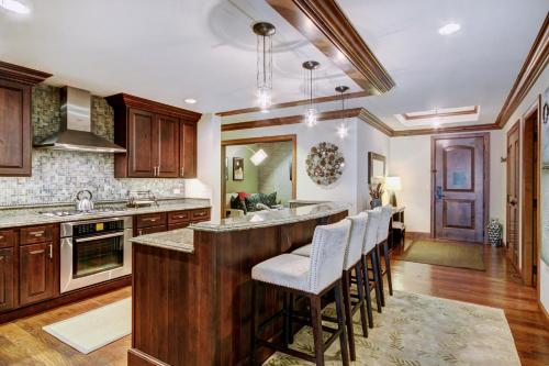 The Vail Collection at the Ritz Carlton Residences Vailにあるキッチンまたは簡易キッチン