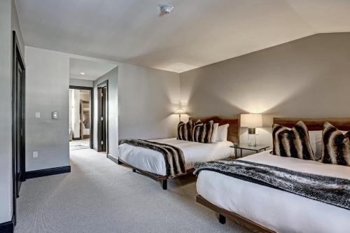 The Vail Collection at the Ritz Carlton Residences Vailにあるベッド