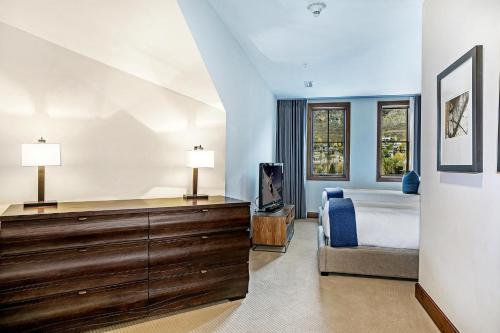 The Vail Collection at the Ritz Carlton Residences Vailにあるシーティングエリア