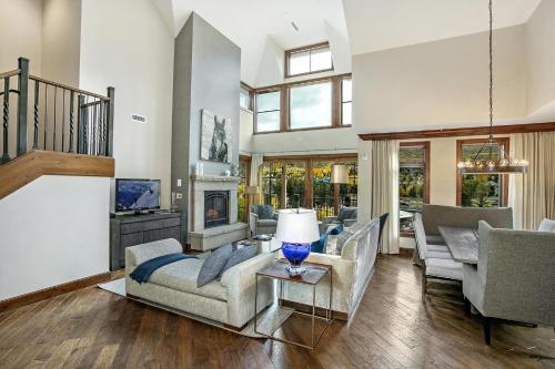 The Vail Collection at the Ritz Carlton Residences Vailにあるシーティングエリア