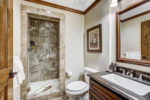 The Vail Collection at the Ritz Carlton Residences Vailにあるバスルーム