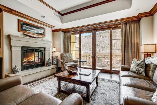 The Vail Collection at the Ritz Carlton Residences Vailにあるシーティングエリア