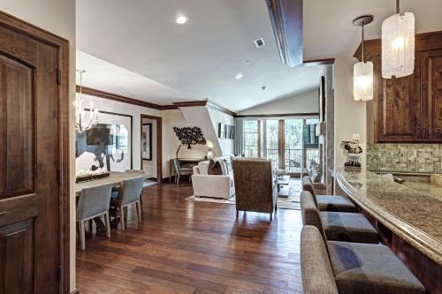 The Vail Collection at the Ritz Carlton Residences Vailにあるシーティングエリア