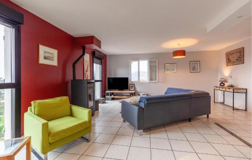 un salon avec un canapé et une chaise dans l'établissement Beautiful Home In Six-Fours-Les-Plages, à Six-Fours-les-Plages