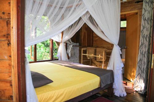 1 dormitorio con 1 cama con dosel en Seasons Four Eco Friendly Treehouse, en Matara