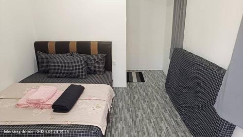 Dormitorio pequeño con cama con cabecero negro en Kabin Pink en Mersing