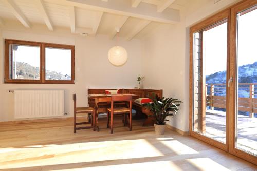 une salle à manger avec une table et une fenêtre dans l'établissement Duplex Fa7 - Duplex éco-rénové, à La Bresse