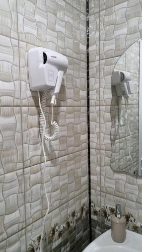 La salle de bains est pourvue d'un sèche-cheveux et d'un miroir. dans l'établissement Guest House David's B&B, à Gyumri