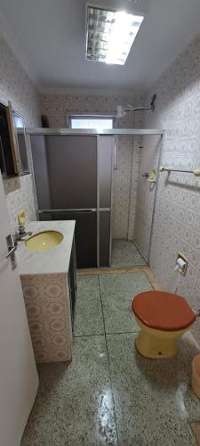 プライア・グランデにあるEdificio Jomarのシャワー、洗面台、トイレ付きのバスルーム