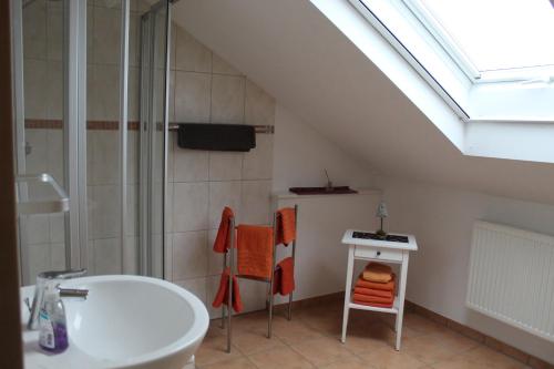 a bathroom with a shower and a sink and a tub at Sport Rees - Ferienwohnung Pia in Hofsgrund