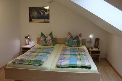 um quarto com uma cama com duas almofadas em Sport Rees - Ferienwohnung Pia em Hofsgrund