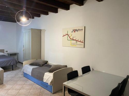 una camera con un letto e una cartella a muro di MyRoom Center Flat a Bergamo