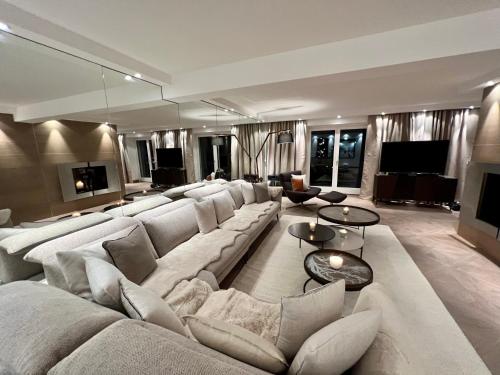 una gran sala de estar con un gran sofá blanco en Exclusive Comfy Apartment in Central Crans-Montana en Lens