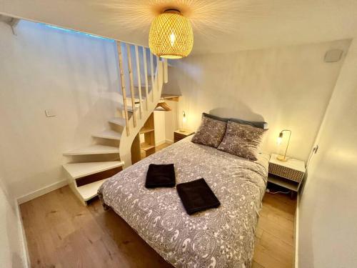 une chambre avec un lit avec deux oreillers dessus dans l'établissement T3 rénové entre gare et Nansouty, à Bordeaux