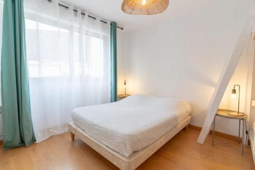 um quarto com uma cama e uma grande janela em Pleasant 3-rooms apartment for 6 people with parking space em Le Touquet-Paris-Plage