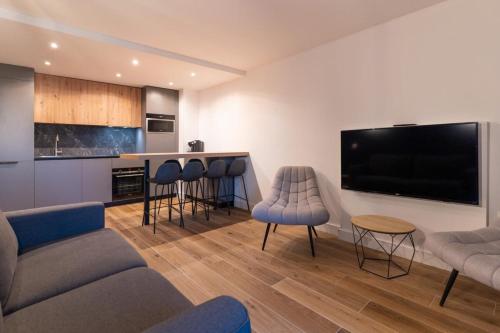 sala de estar con TV de pantalla plana grande en Appartement tout confort pour 5 pers avec piscine tennis et parking REF 232 en Le Touquet-Paris-Plage