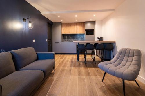 Il comprend un salon avec un canapé et une cuisine. dans l'établissement Appartement tout confort pour 5 pers avec piscine tennis et parking REF 232, à Le Touquet-Paris-Plage