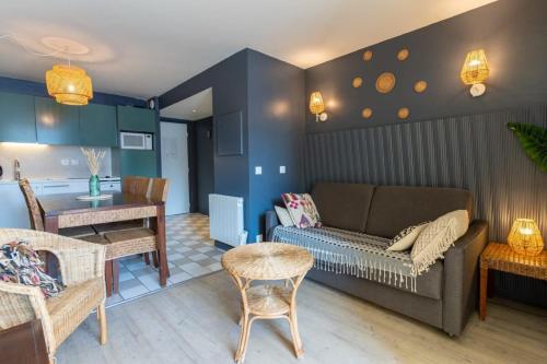 un salon avec un canapé et une table dans l'établissement Superb bohemian flat for 6 pers in the heart of the Equestrian centre 164, à Le Touquet-Paris-Plage