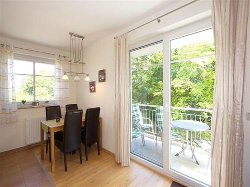 een keuken en eetkamer met een tafel en een balkon bij Ferienwohnung Feelmeer in Rerik