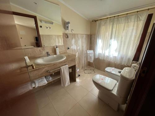 Bilik mandi di Hotel Kazar