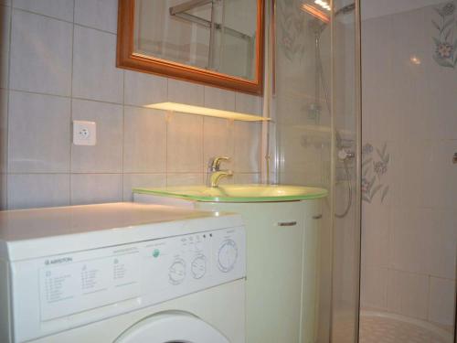 une salle de bain avec une machine à laver et un lavabo dans l'établissement Spacieux T3 à Banyuls-sur-Mer, 6 couchages, proche mer, parking, lave-vaisselle, TV, ménage inclus - FR-1-225C-52, à Banyuls-sur-Mer