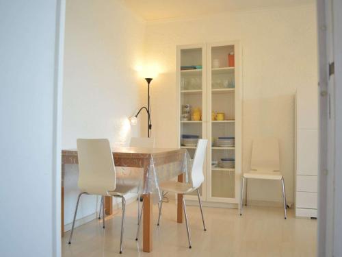 une salle à manger avec une table et des chaises blanches dans l'établissement Appartement Banyuls-sur-Mer, 3 pièces, 6 personnes - FR-1-225C-57, à Banyuls-sur-Mer