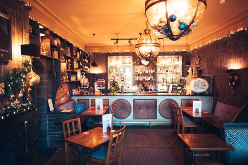 ケズウィックにあるThe Coledale Innのテーブルと椅子のあるレストラン、バー