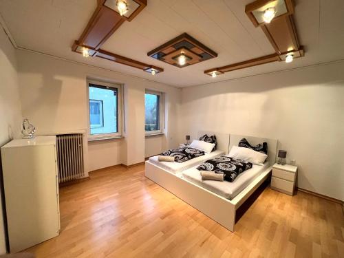 1 dormitorio con 2 camas en una habitación en Sehr große Ferienwohnung, Apartment in Kaiserslautern WeHome Komfort, en Kaiserslautern