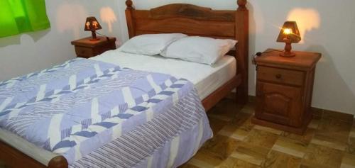 Tempat tidur dalam kamar di Departamentos Verano/ Invierno