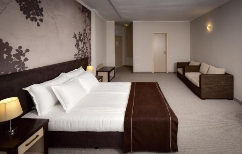 A bed or beds in a room at Rhodopi Home Hotel Chepelare - Half Board & All inclusive