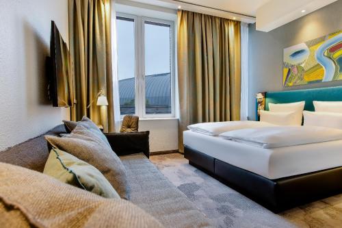 ein Hotelzimmer mit einem Bett und einem Fenster in der Unterkunft Motel One Wiesbaden in Wiesbaden