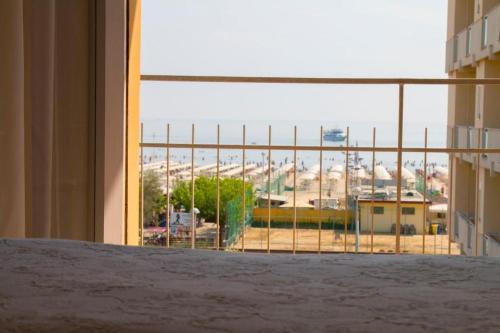 een raam met uitzicht op de stad bij HOTEL ITALIACERVIA Free Breakfast in Cervia